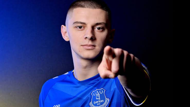 Vitaliy Mykolenko (Everton)